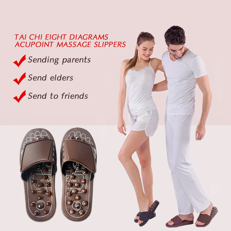 Couple de personne qui utilisent les sandales de réflexologie, l'homme porte les sandales de réflexologie de couleur marron et la femme porte les sandales de réflexologies de couleur noire.