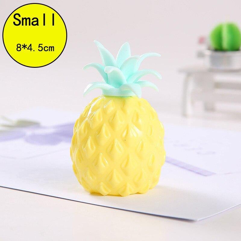 1 Ananas Anti Stress jaune vu de face et de petite taille 8.4 cm de hauteur et 5 cm de largeur