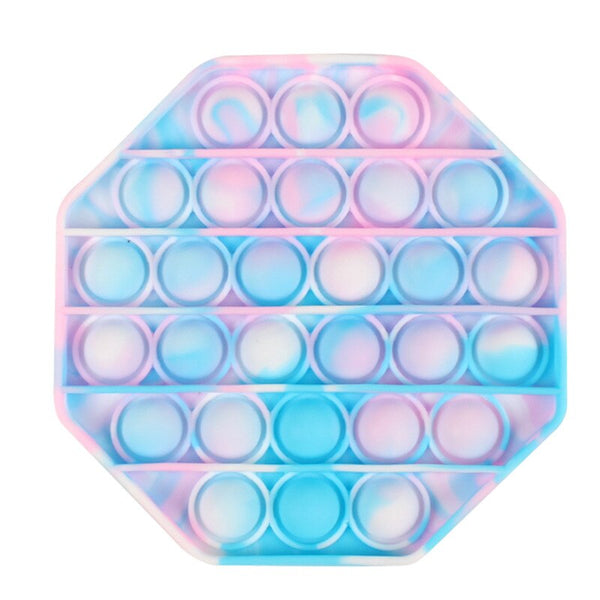 Jouet sensoriel anti stress de forme hexagonale rose, bleue claire et blanc.