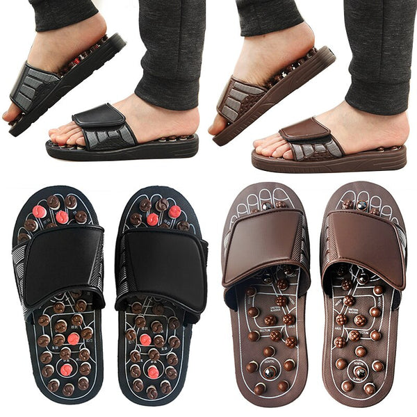 Vue des 2 couleurs pour les sandales de réflexologie, une paire de couleurs noire et une paire de couleurs marron, au-dessus des sandales de réflexologies, on voit deux paires de pieds en train d'utiliser les sandales de réflexologie de couleur noire et de couleurs marron.