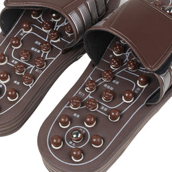 Vue des petite boules massante installé sur les sandales de réflexologie de couleur marron.