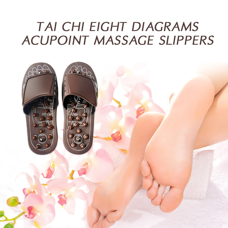 Image des sandales de réflexologie de couleur marron avec des pieds a coté et des fleurs vue de haut.