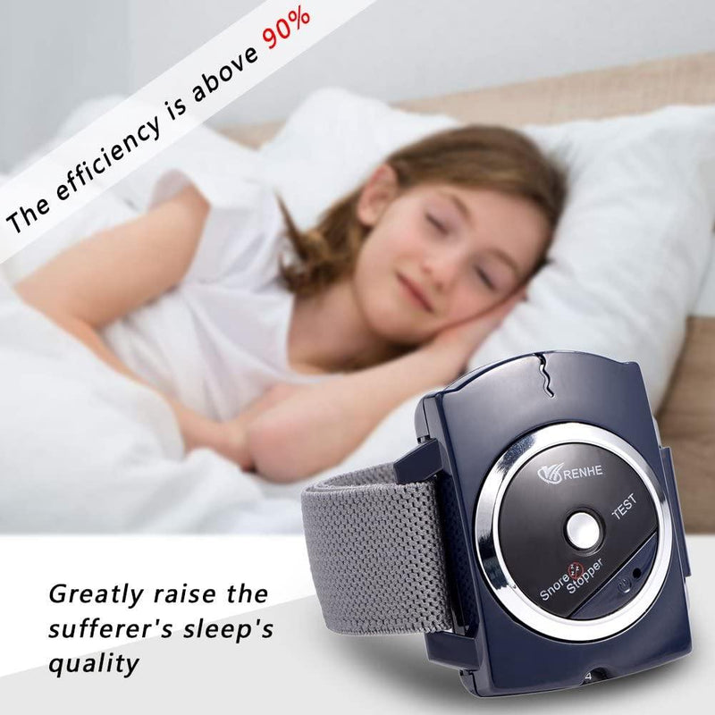 Photo du dispositif Anti-Ronflement avec une femme en arrière-plan entrain de dormir paisiblement.